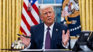 Ο Τραμπ απειλεί τη WSJ με δικαστήρια εξαιτίας άρθρου της που του αποδίδει επιστολή στον Έπστιν