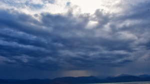 Καιρός: Επιδείνωση με πτώση της θερμοκρασίας, βοριάδες και βροχές