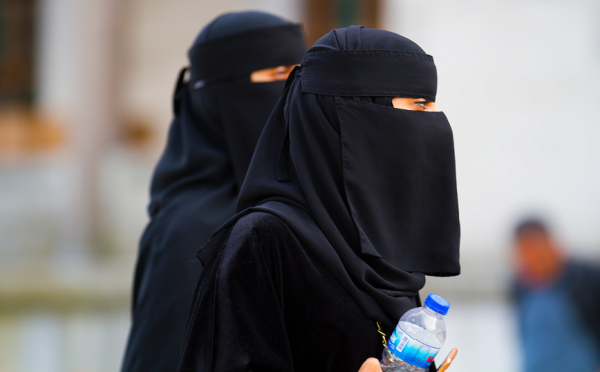 Ελβετία: Η "απαγόρευση της μπούρκα" θα τεθεί σε ισχύ από το 2025