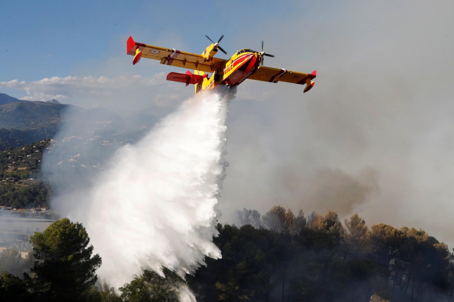 Δυο ελληνικά Canadair στη μάχη με τις πυρκαγιές στη Γαλλία