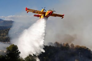Δυο ελληνικά Canadair στη μάχη με τις πυρκαγιές στη Γαλλία