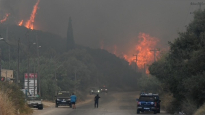 Σε πύρινο κλοιό η χώρα - Μεγάλες φωτιές σε Αχαϊα, Χίο Ζάκυνθο και Πρέβεζα, εκκενώσεις από στεριά και θάλασσα