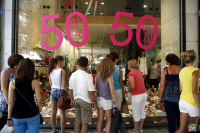 Αντίστροφη μέτρηση για τις θερινές εκπτώσεις, που ξεκινούν 11 Ιουλίου - Ανοικτά τα καταστήματα την Κυριακή 17/7