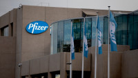 Στο εργοστάσιο της Pfizer στην Πουρς, Αλβέρτος Μπουρλά και Ούρσουλα Φον Ντερ Λάιεν