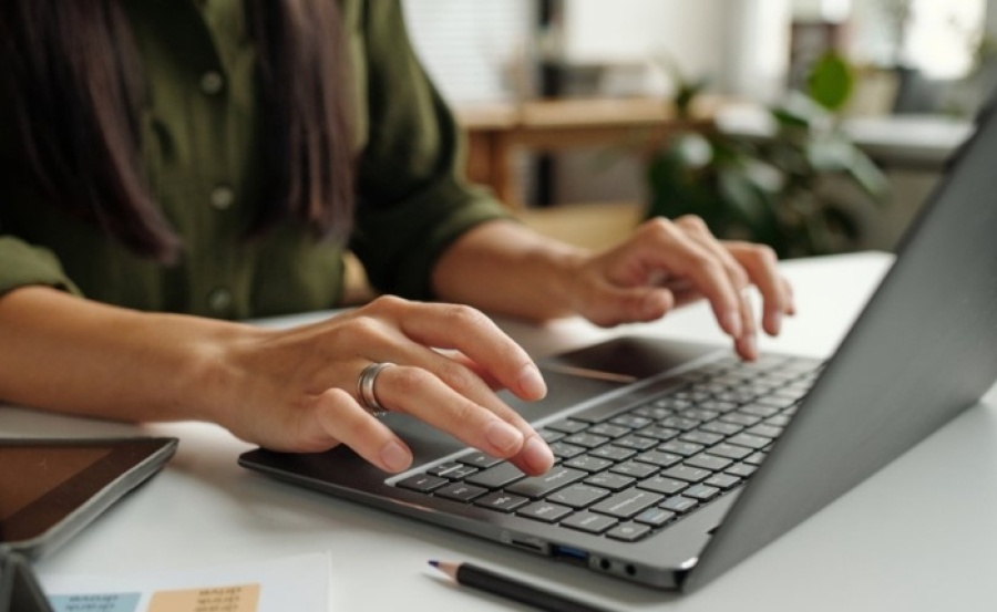 Πρόγραμμα 6,8 εκατ. ευρώ για ψηφιακή ενδυνάμωση ατόμων άνω των 65 ετών και ΑμεΑ