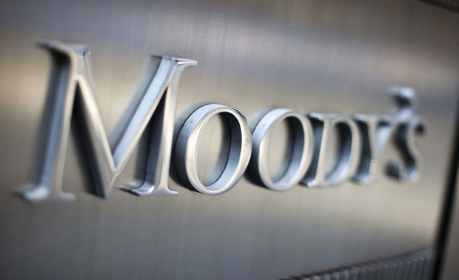 Moody’s: Το ελληνικό χρέος θα είναι και θα παραμένει βιώσιμο