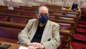 Φίλης: Παράλογο και επικίνδυνο σε ένα τμήμα 25 παιδιών να πρέπει να νοσήσουν τα 13 για να κλείσει