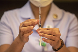 Μ. Βρετανία: 7 θάνατοι από το εμβόλιο της AstraZeneca