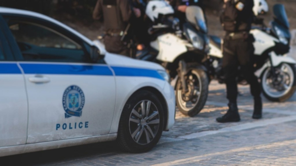 Πυροβολισμοί στην Καλλιθέα: Τραυματίστηκε γυναίκα έξω από κατάστημα