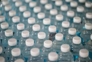Καταγγελίες στην ΕΕ για «πράσινο ξέπλυμα» στην ανακύκλωση πλαστικών μπουκαλιών
