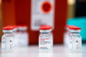 Η γαλλική Sanofi θα παράγει έως 200 εκατ. δόσεις του εμβολίου της Moderna