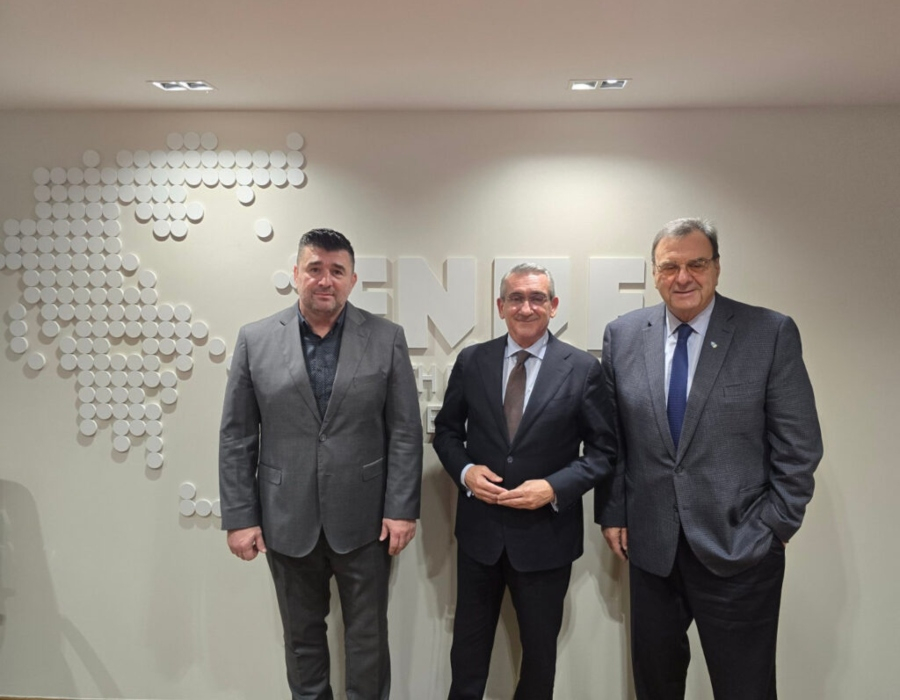 Από αριστερά προς τα δεξιά:Ο Πρόεδρος της Επιτροπής Ολυμπιακών Περιφερειών Κώστας Θάνος, Περιφερειάρχης Νοτίου Αιγαίου Γιώργος Χατζημάρκος και ο Ο Πρόεδρος της Ελληνικής Ολυμπιακής Επιτροπής Ισίδωρος Κούβελος