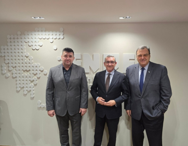 Από αριστερά προς τα δεξιά:Ο Πρόεδρος της Επιτροπής Ολυμπιακών Περιφερειών Κώστας Θάνος, Περιφερειάρχης Νοτίου Αιγαίου Γιώργος Χατζημάρκος και ο Ο Πρόεδρος της Ελληνικής Ολυμπιακής Επιτροπής Ισίδωρος Κούβελος