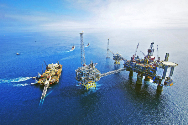 Η μειωμένη ικανότητα διύλισης και οι κυρώσεις αναγκάζουν τη Μόσχα να μειώσει την παραγωγή πετρελαίου