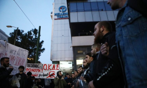 Κινητοποιήσεις συνδικάτων έξω από τα γραφεία της Hellenic Train