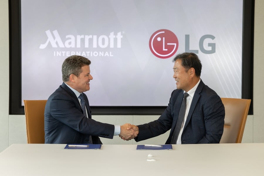 Από αριστερά: Drew Pinto, Executive Vice President και Chief Revenue and Technology Officer της Marriott International, από δεξιά Nicolas Min, επικεφαλής του Information Display Business της LG Media Entertainment Solution Company