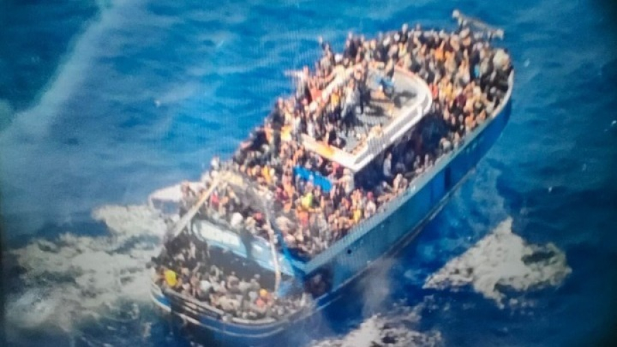 Περίπου 800 άνθρωποι επέβαιναν στο σκάφος που ναυάγησε ανοιχτά της Πύλου