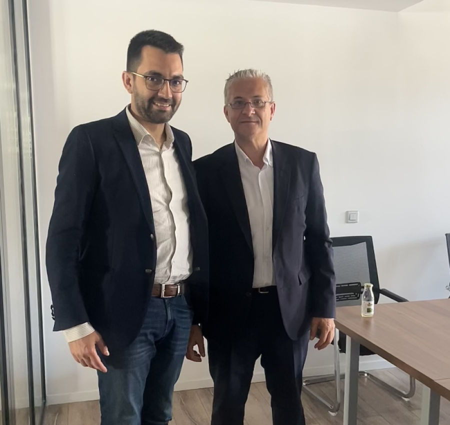 Από αριστερα: Πρόεδρο του ΔΣ της ANIS Romania, Radu Postolache, Πρόεδρος του ΔΣ του Συνδέσμου Επιχειρήσεων Τεχνολογίας Πληροφορικής Ελλάδος, Αναστάσιος Μάνος
