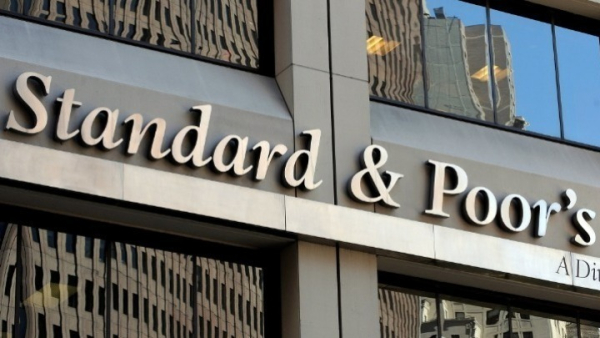 S&amp;P: Σταθερή στο ΒΒ+ η αξιολόγηση για την ελληνική οικονομία - Αναβάθμισε σε θετικό το «outlook»