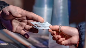 Οικονόμου: Ασκοπες οι ουρές στα αστυνομικά τμήματα - Σε 2 χρόνια άκυρες οι παλαιού τύπου ταυτότητες