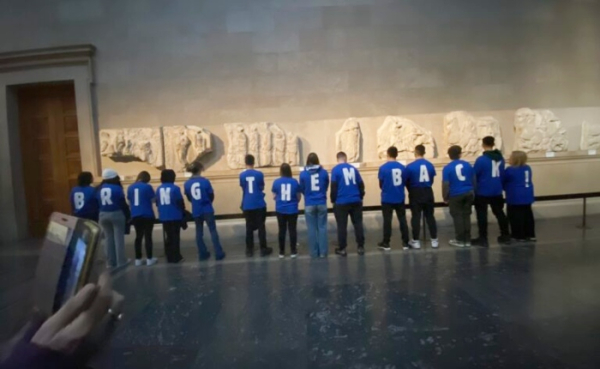 “Bring Them Back!” – Η συμβολική κίνηση μαθητών του 4ου Γυμνασίου Χαλανδρίου στο Βρετανικό Μουσείο