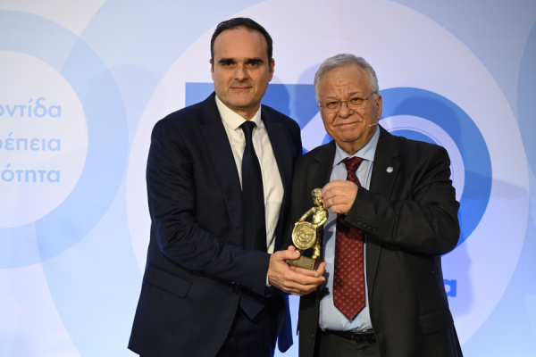 LG: Τιμήθηκε με το βραβείο “Ανδρέας Γιαννόπουλος” από το «Χαμόγελο του Παιδιού»