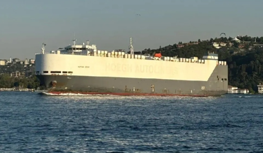 Αποκολλήθηκε το «Neptune Ethos» στη Σαλαμίνα – Ρυμουλκείται στην Ελευσίνα