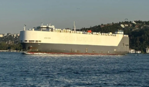 Αποκολλήθηκε το «Neptune Ethos» στη Σαλαμίνα – Ρυμουλκείται στην Ελευσίνα