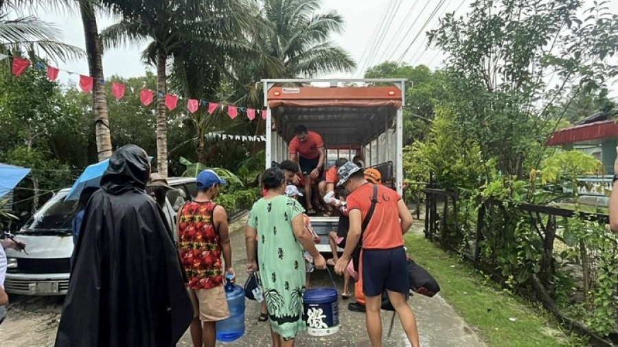 Ο τυφώνας Καλμάγκι «σαρώνει» τις κεντρικές Φιλιππίνες