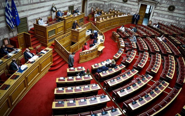Βουλή: Παρατείνονται για ένα έτος οι συμβάσεις έργου στο Εθνικό Κτηματολόγιο