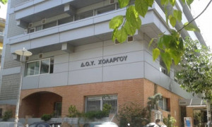 Εξερράγη εμπρηστικός μηχανισμός έξω από τη ΔΟΥ Χολαργού