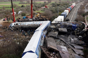 Σύγκρουση τρένων στα Τέμπη: Εθνική τραγωδία με τουλάχιστον 40 νεκρούς