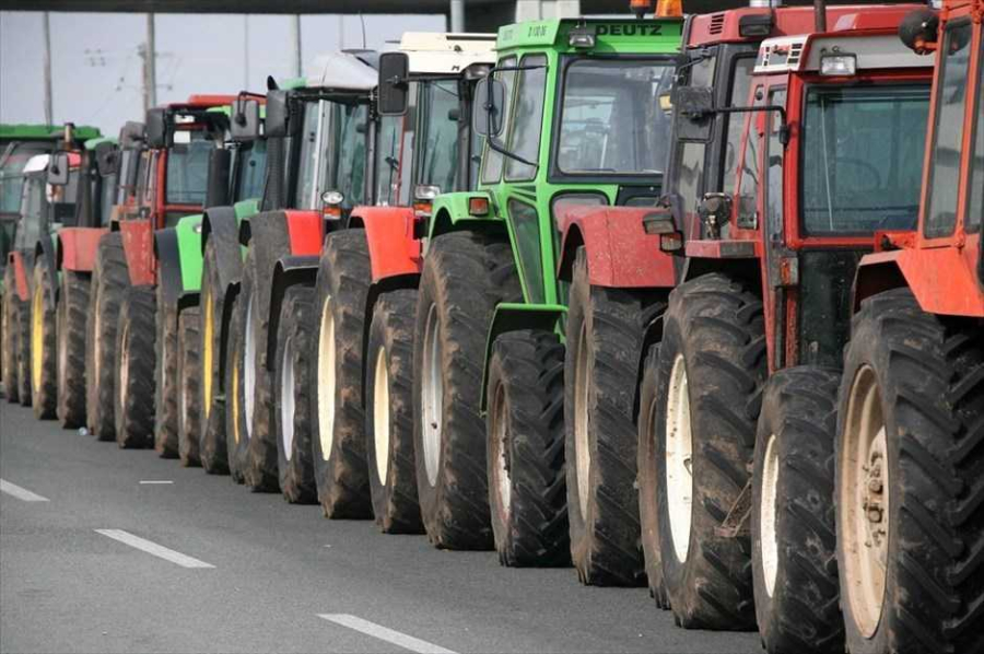 Κλιμακώνουν τις κινητοποιήσεις τους οι αγρότες