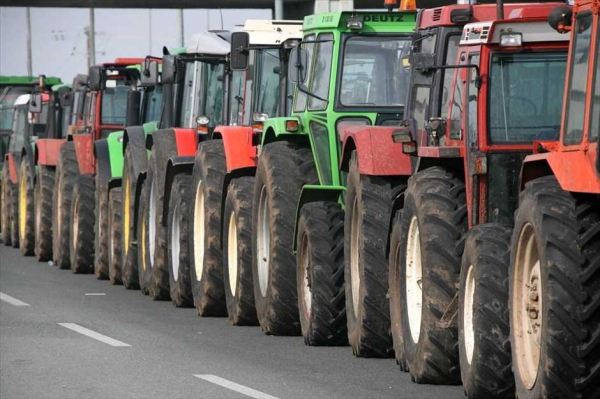 Κλιμακώνουν τις κινητοποιήσεις τους οι αγρότες