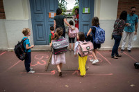 Γαλλία: Επιστρέφουν στο σχολείο ύστερα από τρεις εβδομάδες οι μαθητές των μικρότερων τάξεων