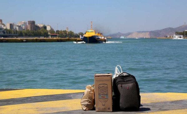 Συνδικαλιστές εμποδίζουν την είσοδο επιβατών σε πλοίο στον Πειραιά