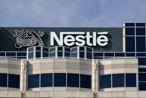 Nestlé: Μείωση κερδών κατά 17% το 2025 - Συνεχίζει να μειώνει το εργατικό δυναμικό της