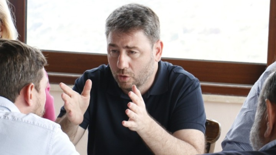 Ανδρουλάκης: Γεύμα με δημοσιογράφους στο Ηράκλειο, συνοδεία τσικουδιάς και μαντινάδων