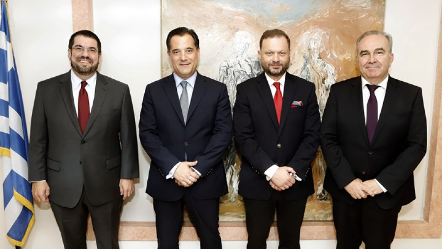 Από παλαιότερη φωτογραφία ο κ. Πάνος Ξενοκώστας διακρίνεται ανάμεσα στον υπουργό Ανάπτυξης Αδωνι Γεωργιάδη και τον αναπληρωτή υπουργό Ανάπτυξης Νίκο Παπαθανάση.