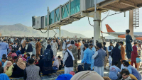 Σοκαριστικές εικόνες από το αεροδρόμιο της Καμπούλ, άνθρωποι πέφτουν στο κενό (vids)