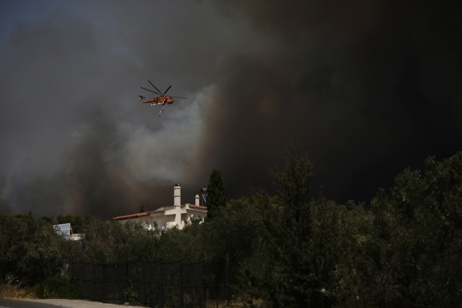 Φωτιά στη Βαρυμπόμπη: Ανεξέλεγκτη η φωτιά - Εκκενώνεται η περιοχή
