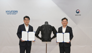 Από αριστερά, Ο κ. Heui Won Yang, President and Head of Hyundai Motor R &amp; D Division και ο Ο κ. Seung-don Lee, Head of RDA