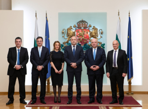 Από αριστερά Επικεφαλής Γενικής Διεύθυνσης Διεθνών Δραστηριοτήτων &amp; Group Private Banking της Eurobank Μιχάλης Λούης, Διευθύνων Σύμβουλος Eurobank, Φωκίων Καραβίας, Πρόεδρος του Management Board &amp; Διευθύνουσα Σύμβουλος της Postbank Petia Dimitrova, Πρόεδρος της Δημοκρατίας της Βουλγαρίας Rumen Radev , Πρόεδρος ΔΣ Eurobank Γεώργιος Ζανιάς, Αναπληρωτής Διευθύνων Σύμβουλος Eurobank Σταύρος Ιωάννου. 