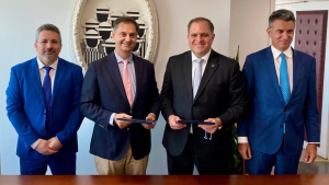 Μνημόνιο συνεργασίας μεταξύ ΥΠΕΞ και ΑΑΔΕ για τη διευκόλυνση του εμπορίου