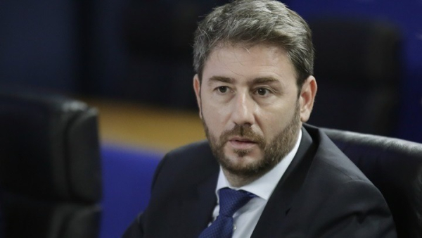 Ανδρουλάκης: «Ο κ. Τσίπρας γίνεται τυμβωρύχος του Ανδρέα Παπανδρέου»