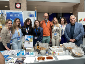 Γίγαντες με σάλτσα και παξιμάδια στο ελληνικό περίπτερο την Ημέρα της Ευρώπης στις Βρυξέλλες