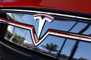 H Tesla ρίχνει τη μετοχή της Renault