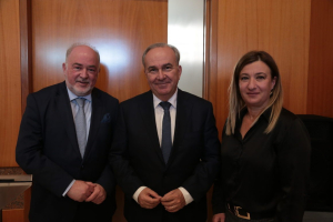 Ο Πρόεδρος της ΕΑΤΕ κ. Χάρης Λαμπρόπουλος, ο Αναπληρωτής Υπουργός Εθνικής Οικονομίας και Οικονομικών, κ. Νίκος Παπαθανάσης και η Διευθύνουσα Σύμβουλος της ΕΑΤΕ κα. Αντιγόνη Λυμπεροπούλου