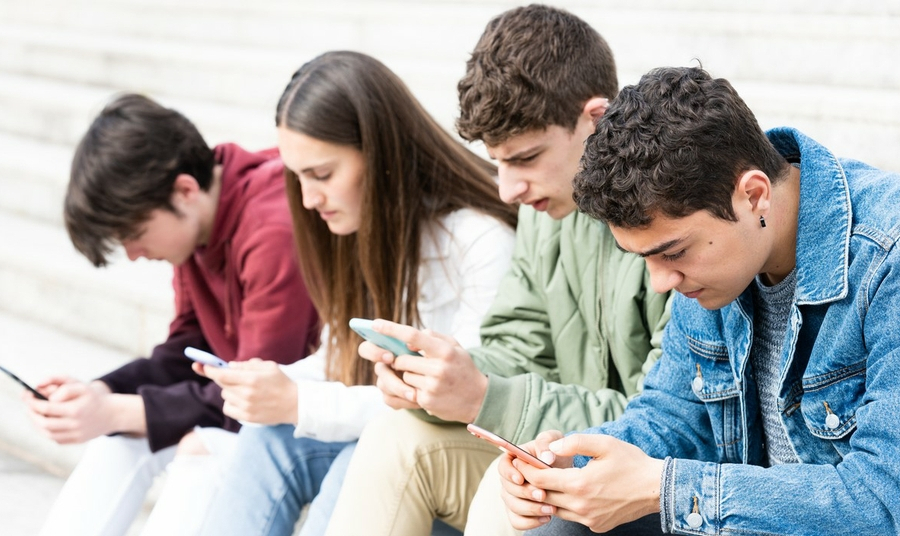 Πάνω από 1 στους 10 εφήβους με σημάδια εθισμού στα social media
