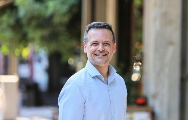 Δούκας: Ποιος είναι ο καθηγητής που ανέτρεψε τα προγνωστικά και κέρδισε τον μεγαλύτερο δήμο της χώρας